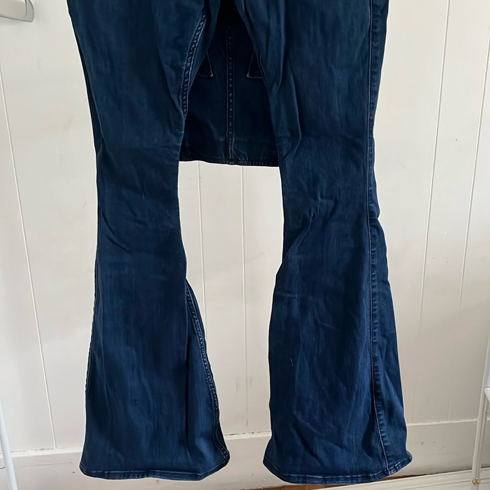 Hollister. Jean